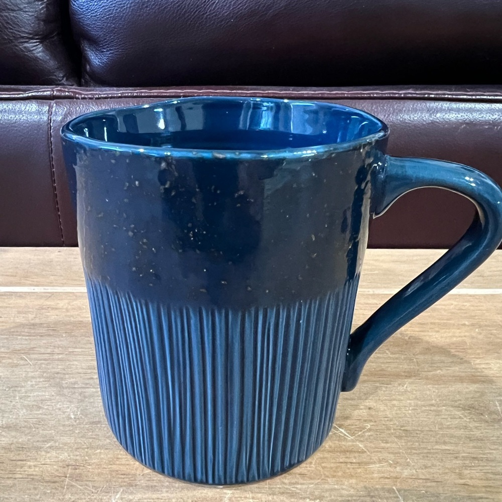 Peet’s Coffee mug in perfect condition. Dishwasher safe. Measures 4”tall. Rare!